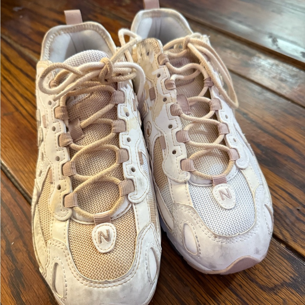 New Balance 827 Women’s Sneaker